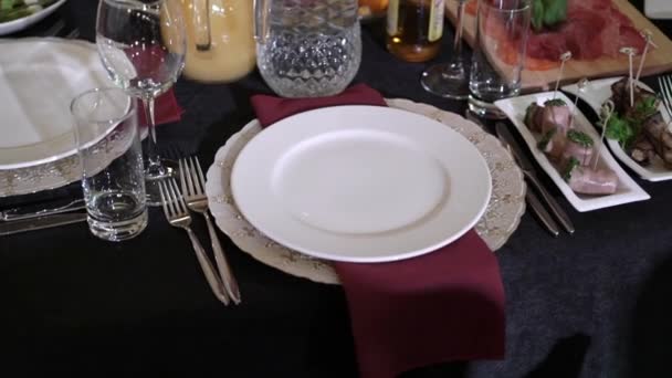 Тарілка на червоній серветці в ресторані — стокове відео