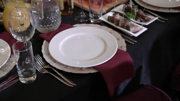 Plate on red napkin in restaurant — Stock Video
