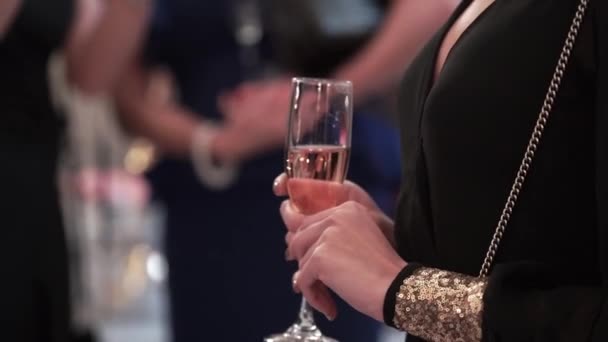Kadın elinde şampanya kadehi tutuyor. — Stok video