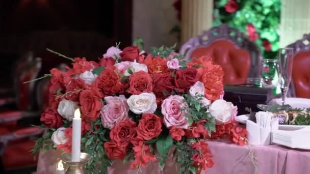 Decoración de flores rojas en la fiesta — Vídeos de Stock