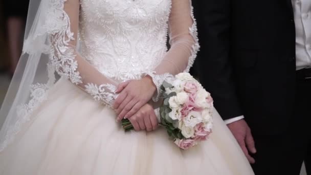 Braut und Bräutigam bei Trauung — Stockvideo