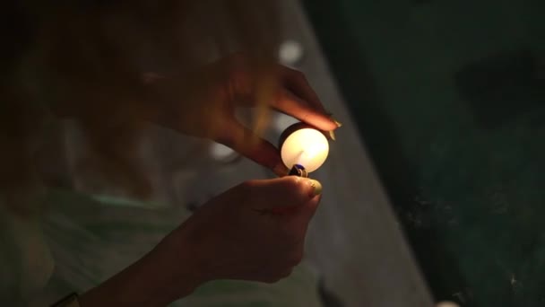 Γυναίκα ανάβει ένα κερί — Αρχείο Βίντεο