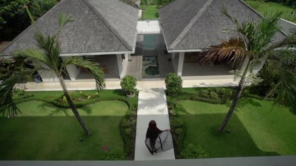 Jeune femme en lingerie marchant à la villa de luxe — Video