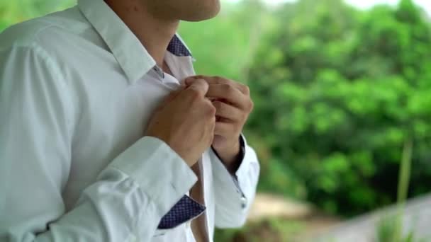 Man put on white shirt — Stock Video