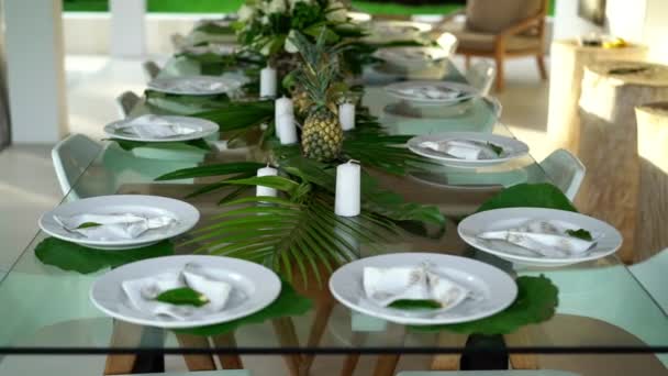Decoración de mesa en villa tropical — Vídeo de stock