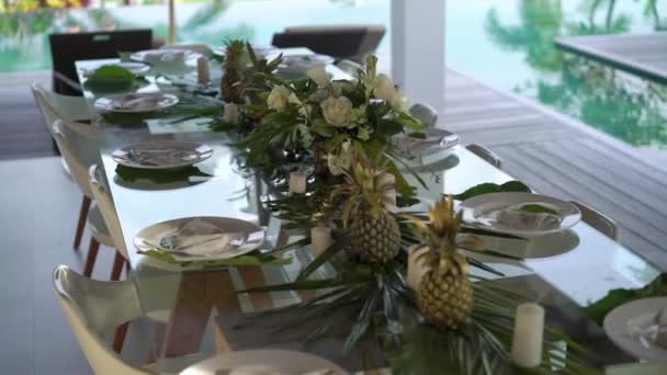 Decoración de mesa en villa tropical — Vídeo de stock