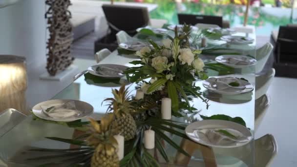 Table decoration at tropical villa — Stock Video