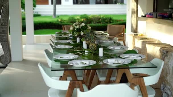 Decoração de mesa em villa tropical — Vídeo de Stock