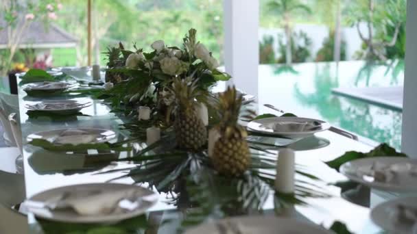 Decoração de mesa em villa tropical — Vídeo de Stock