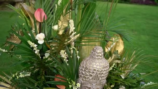 Primer plano campanas de viento balanceándose en el viento en el jardín