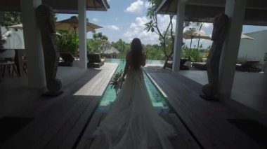 Gelin gelinlik havuza gelir