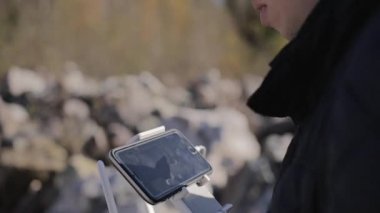 Quadcopter kullanan adam