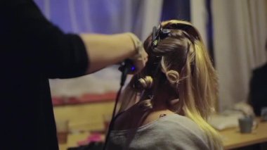 Kuaför saç stili yapıyor.