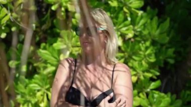 Genç kadın siyah Bikini plaj