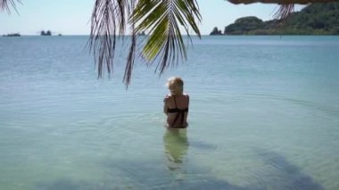 Genç kadın bir denizde siyah Bikini