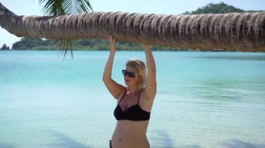 Genç kadın bir denizde siyah Bikini