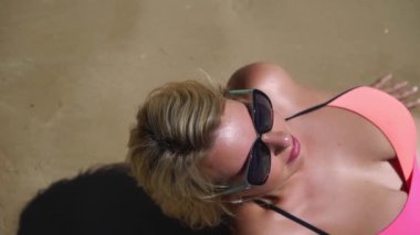 Genç kadın bir denizde döşeme