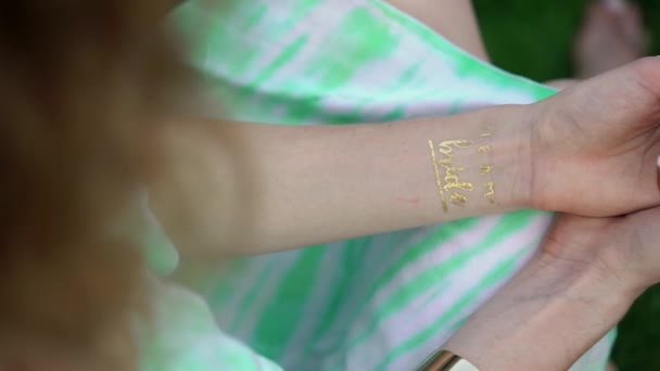 Nő tetoválás menyasszony csapat — Stock videók