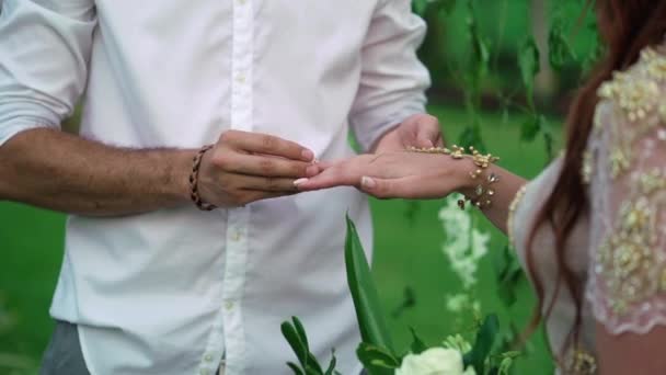 Novia y novio intercambian anillos en la ceremonia de boda — Vídeos de Stock