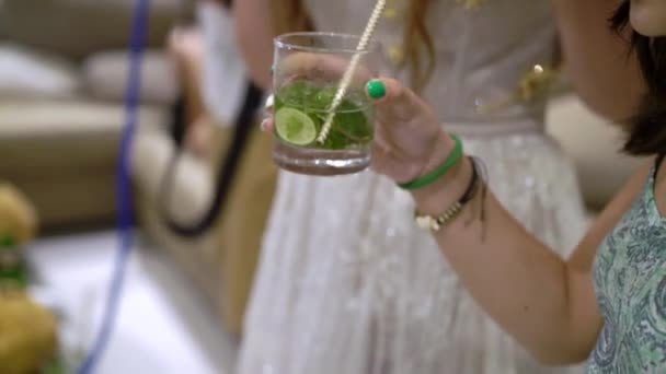 Mulher com mojito — Vídeo de Stock