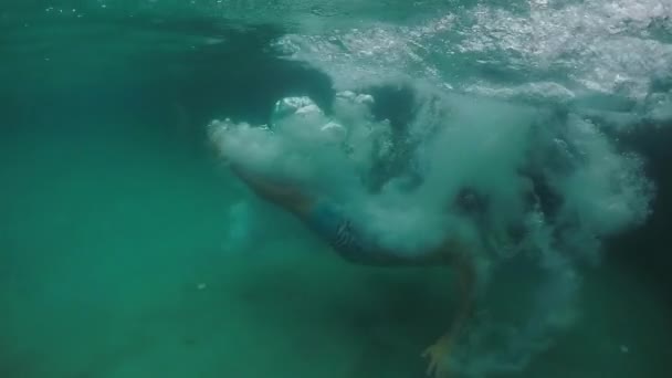 Ember fejest ugrik a medencében — Stock videók