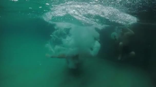 Omul se scufundă într-o piscină — Videoclip de stoc
