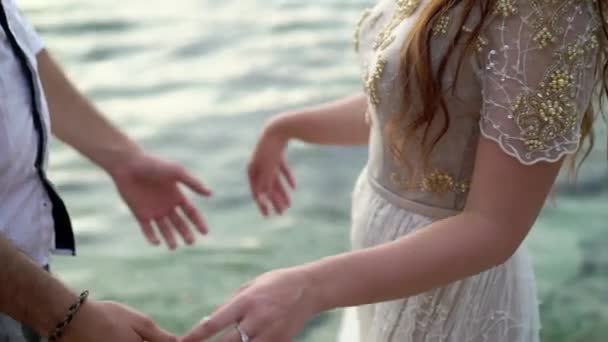 Nevěsta a ženich na pláži — Stock video