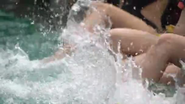 一群妇女在游泳池里玩耍 — 图库视频影像