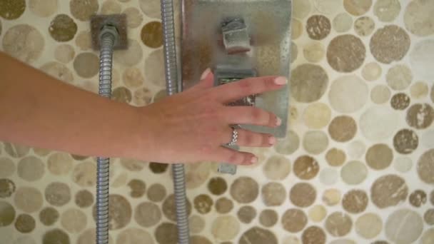 Młoda kobieta Włącz wody prysznicem — Wideo stockowe