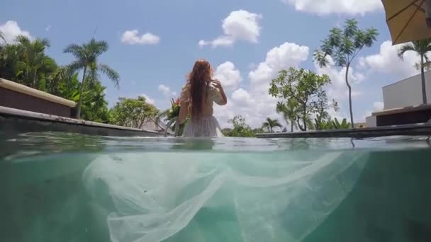 Novia en vestido de novia llega a la piscina — Vídeo de stock