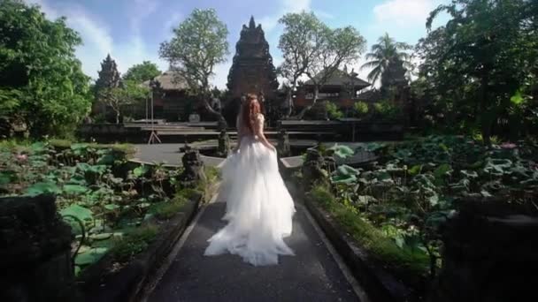 Mireasa alergând într-un templu din Bali — Videoclip de stoc