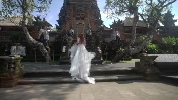 Наречена працює в Балі храм — стокове відео