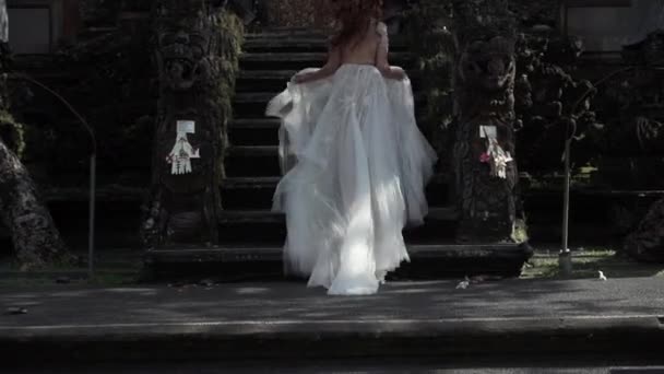 Νύφη που τρέχει σε ένα ναό του Μπαλί — Αρχείο Βίντεο