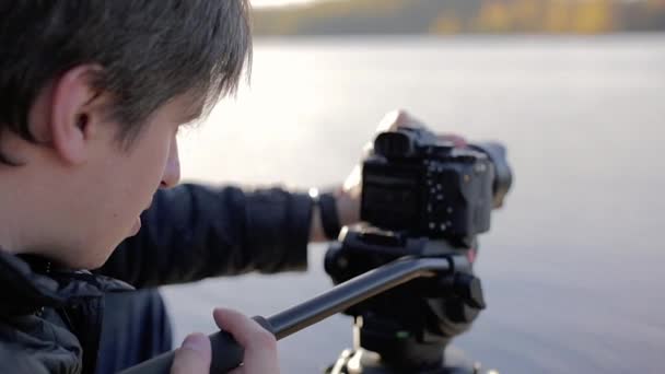 Cameraman con fotocamera su treppiede — Video Stock