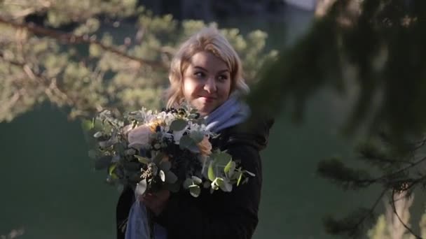 Giovane donna bionda con bouquet — Video Stock