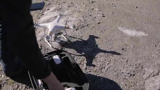 Man menggunakan quadcopter — Stok Video