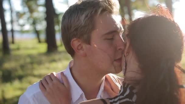 Νέοι Υπέροχο ζευγάρι φιλί στο πάρκο — Αρχείο Βίντεο