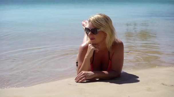 Mujer joven tendida en un mar — Vídeos de Stock