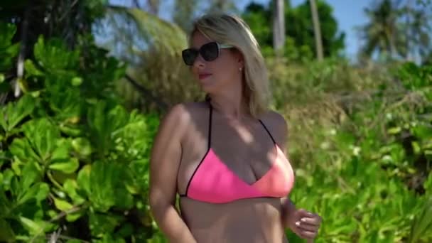 粉红色泳装在海滩的年轻妇女 — 图库视频影像