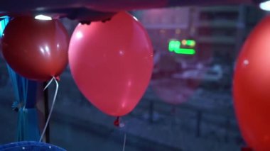 Otobüste kırmızı balonlar