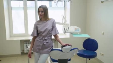 Kadın dişçi klinikte