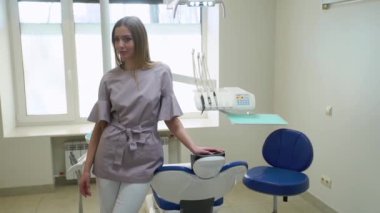 Kadın dişçi klinikte