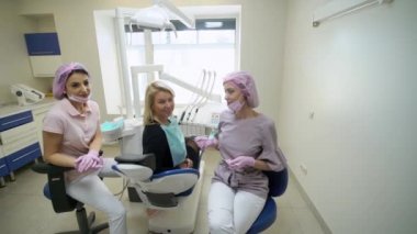 Hasta, dişçi doktor ve Yardımcısı diş Kliniği