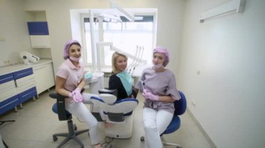Hasta, dişçi doktor ve Yardımcısı diş Kliniği