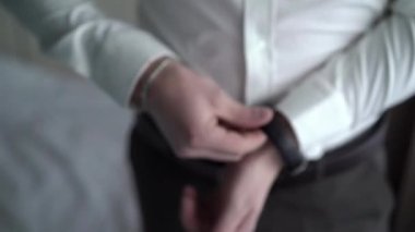 Adam bilek nöbetlere koydu