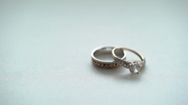 Alyans beyaz arka plan üzerinde rulo