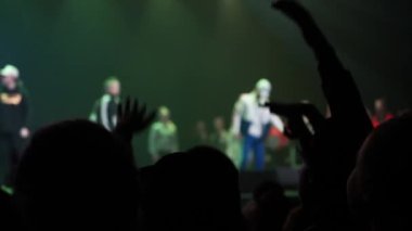 İnsanlar kulübü konserinde dans