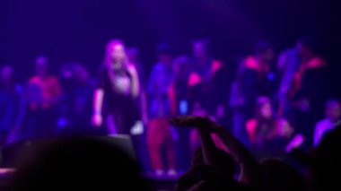 İnsanlar kulübü konserinde dans