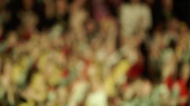 İnsanlar kulübü konserinde dans
