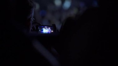 Club konserde cep telefonlarında bir kişi alır fotoğraf ve video
